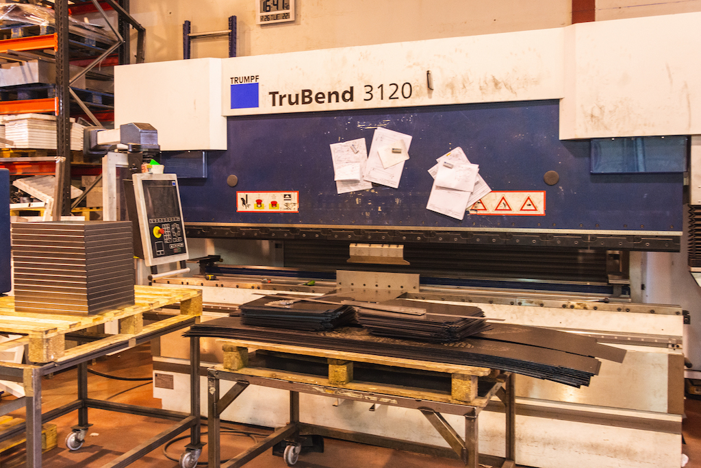 Máquina TruBend 3120 especializada para todo tipo de metales. Trabajo de ferretería.